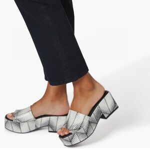 Brand New! Katy Perry Size 8 - The Busy Bee Slip On Shoe